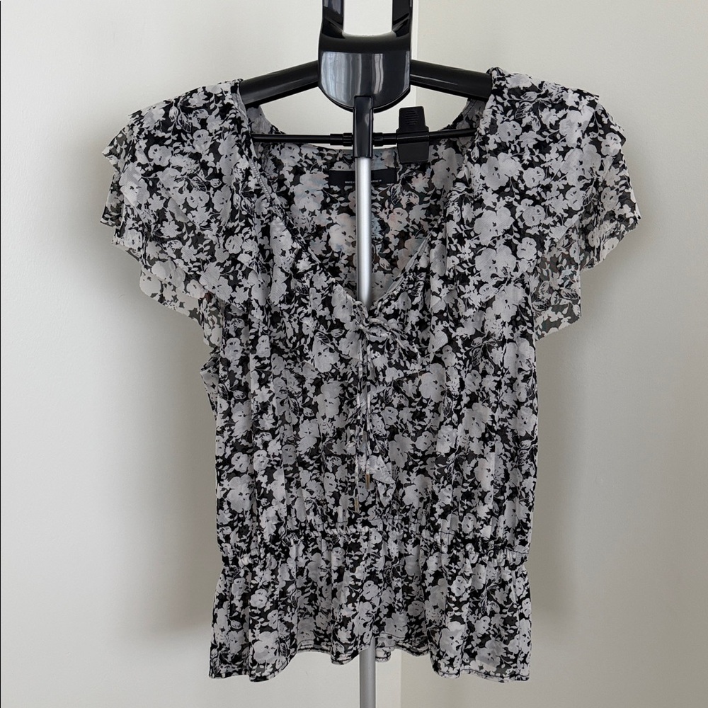 White House Black Market Black & White Floral Ruffle Sleeve Blouse
